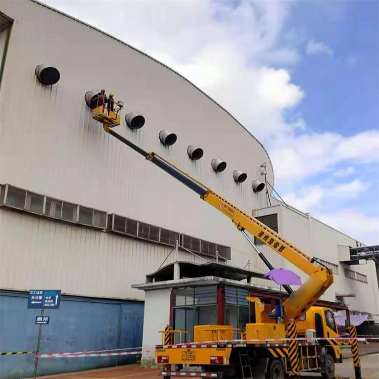 清城高空作业车出租服务：专业广告牌安装解决方案