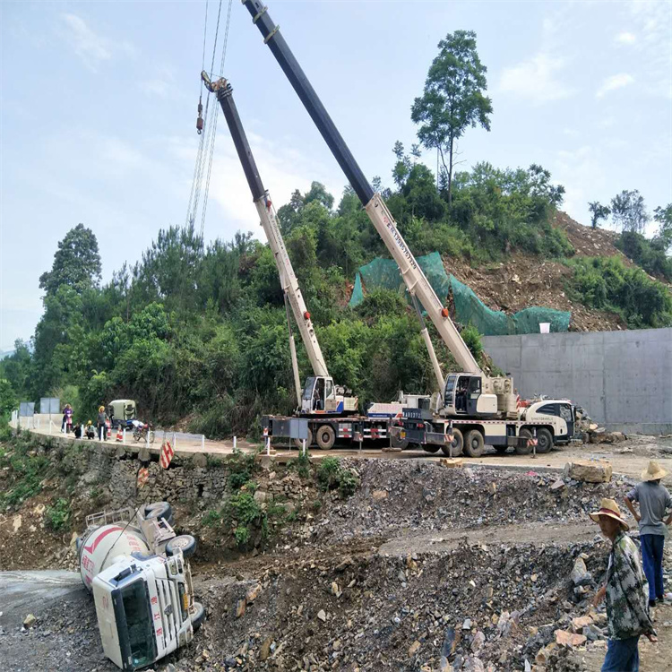 清城汽车掉沟里叫吊车救援要多少钱